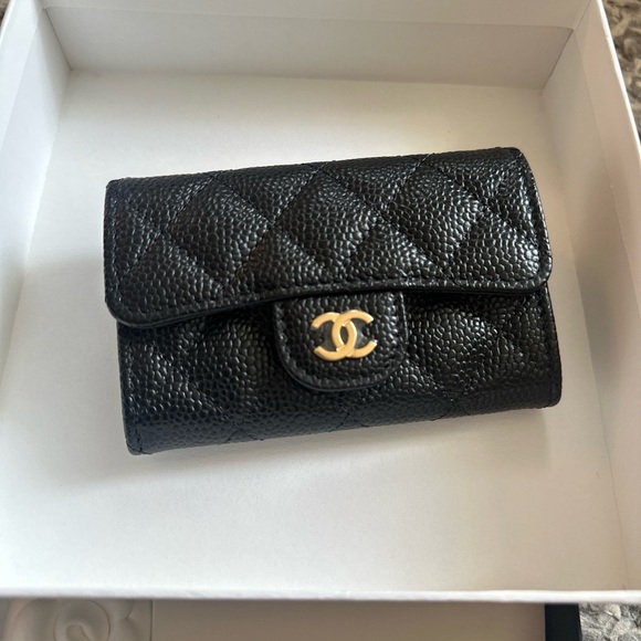 CHANEL Classic Flap Card Holder – Black Caviar Leather | Gold Hardware - Picture 4 of 15